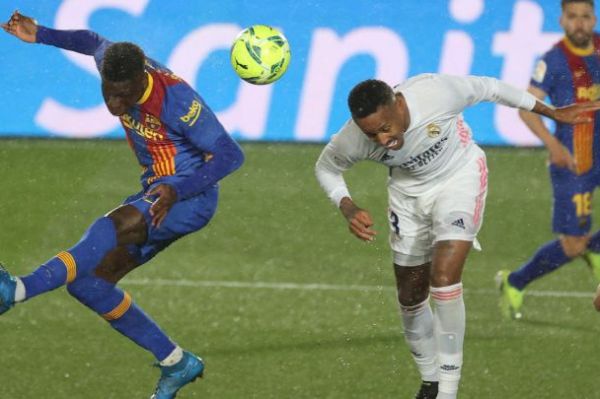 واکنش ابهامآمیز پدر پدیده بارسلونا به پیشنهاد رئال مادرید