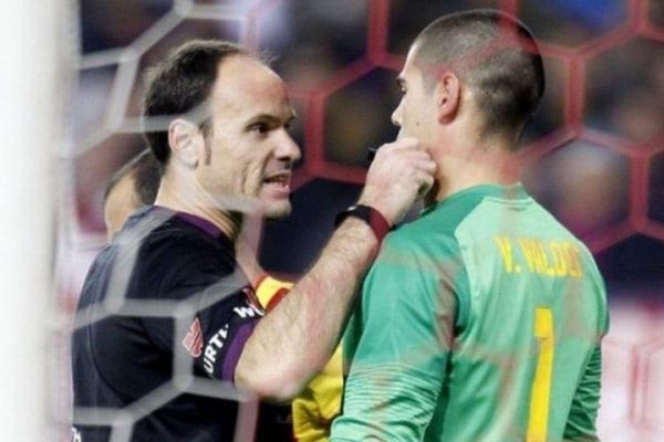 عکس؛ وقتی داور مشهور اسپانیایی لپ ویکتور والدز را کشید