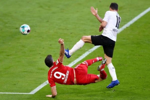 عکس؛ گل آکروباتیک بینظیر لواندوفسکی در شب قهرمانی