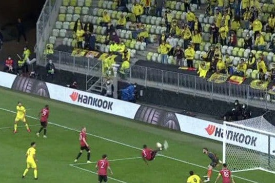 عکس؛ برگردون عجیب و ناقص مدافع منچستریونایتد در محوطه جریمه خودی