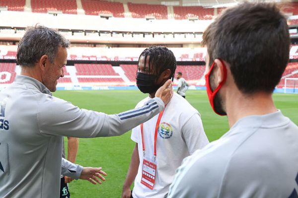 چهره جدید و کاملاً متفاوت مهاجم بارسلونا در تمرین اسپانیا