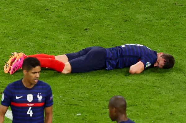 ادامه حوادث در یورو ۲۰۲۰؛ مدافع فرانسه ۱۵ ثانیه بیهوش شد