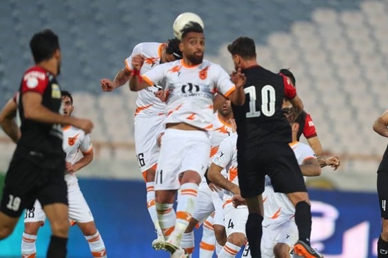 حاشیه بازی مس رفسنجان و پرسپولیس ماشین آتشنشانی با درخواست پرسپولیس وارد زمین شد + عکس