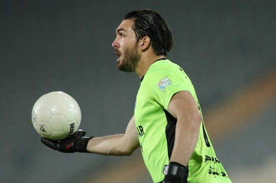  حاشیه بازی استقلال و گل‌گهر  اعتراض ادامه‌دار حقیقی به داور  برخورد گرم دو بازیکن گل‌گهر با سرمربی استقلال