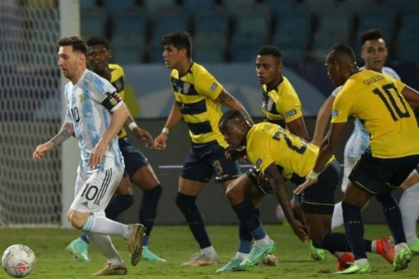 عکسی جالب؛ 5 بازیکن اکوادور به دنبال گرفتن مسی