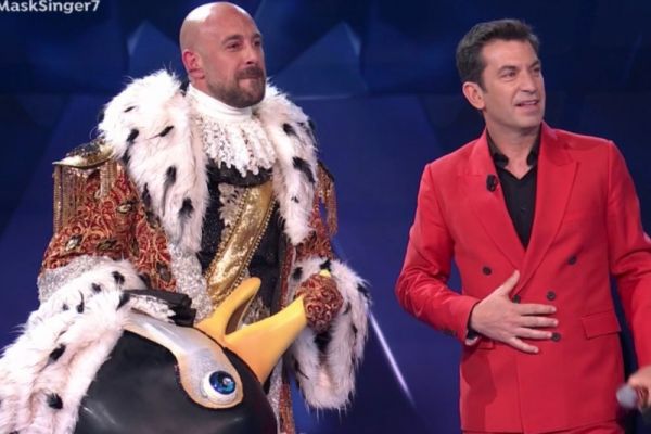 عکس؛ خوانندگی دروازهبان سابق بارسلونا با لباس پنگوئن