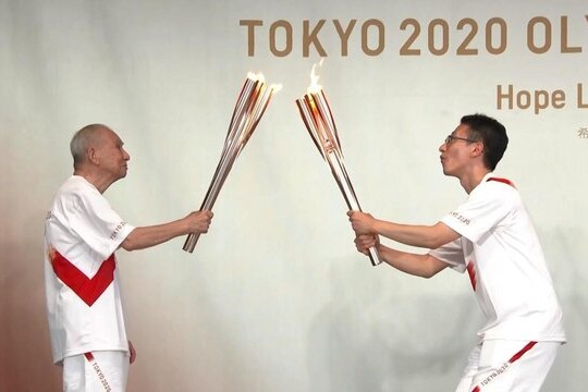 پایان حمل مشعل المپیک ۲۰۲۰ توکیو در میان اعتراضها
