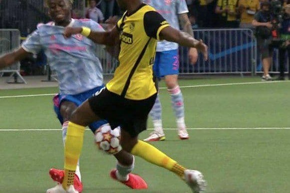 عکس؛ خطای خشن مدافع منچستریونایتد با زدن ساقپا که باعث اخراجش شد