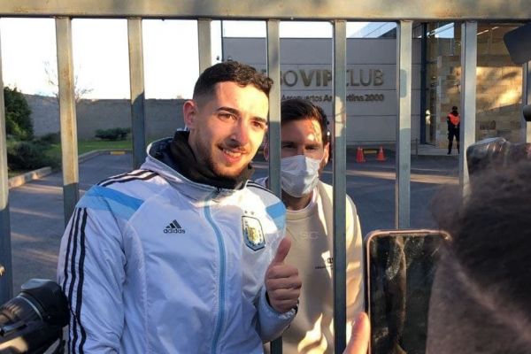 عکسهای یادگاری هواداران آرژانتین با مسی از پشت میلهها