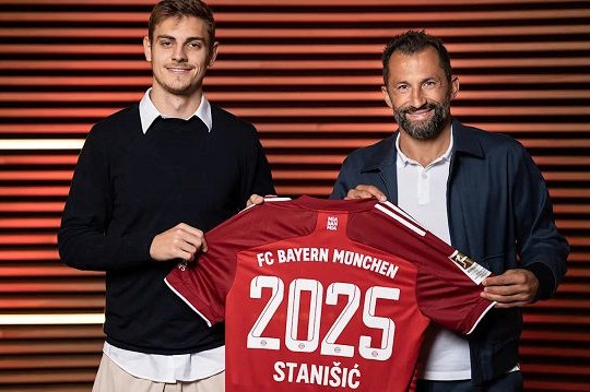  رسمی؛ قرارداد مدافع کروات بایرن‌مونیخ تا سال 2025 تمدید شد