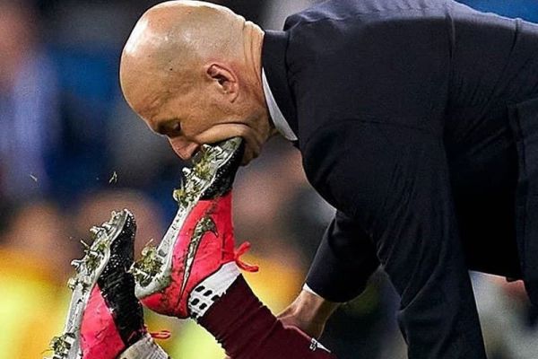  لحظه‌ای فراموش نشدنی از برخورد پای بازیکن غنایی به صورت زیدان  عکس