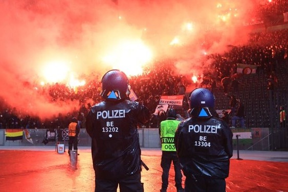 اعتراض هواداران آلمانی به «نقض حقوق بشر» در قطر عکس