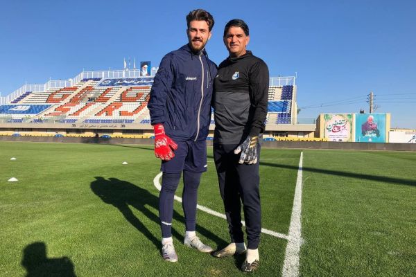  حاشیه بازی گل‌گهر و استقلال  عکس یادگاری دروازه‌بان گل‌گهر با مربی استقلال  شاگردان قلعه‌نویی قول شام گرفتند