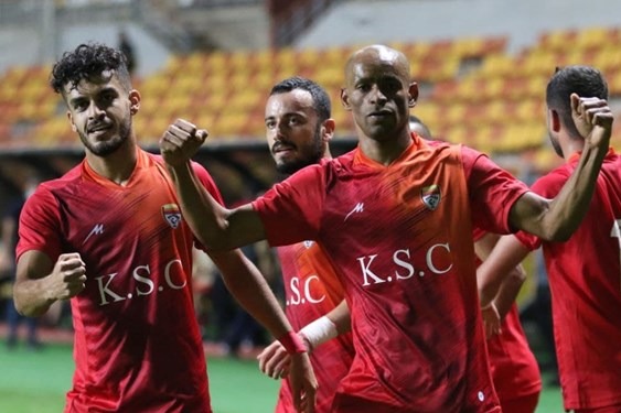  حاشیه بازی ذوب‌آهن و فولاد  خوشحالی عجیب نیمکت‌نشینان فولاد  تاخیر در ورود به زمین