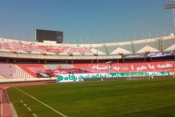 حاشیه دربی ۹۷ سورپرایز هواداران برای سرخها تذکر ناظر بازی به استقلال در رابطه با تبلیغات محیطی تصاویر