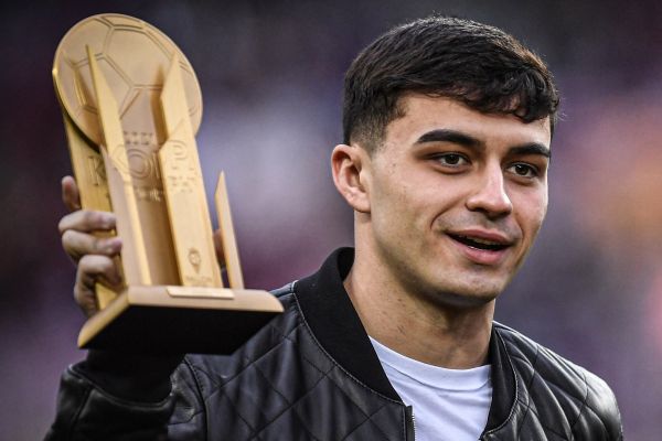 رونمایی پسرطلایی بارسلونا از جایزه ویژهاش پیش از اولین شکست ژاوی عکس