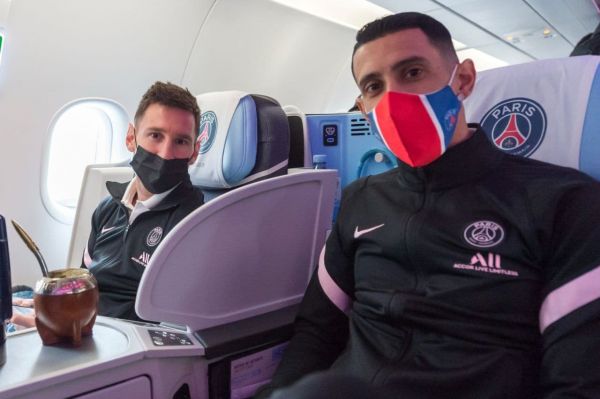 عکس؛ مسی در سفر پاریسیها به لوریان کنار چه کسی نشسته بود