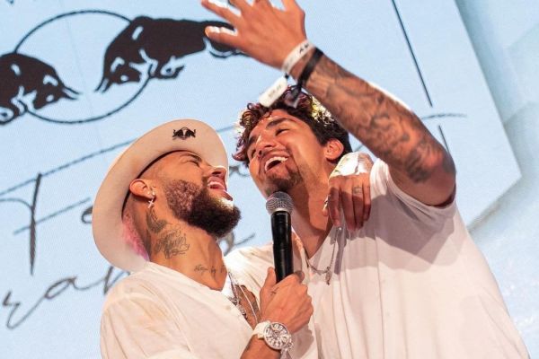  عکس جالبی که نیمار با لباس‌های سفید کنار قهرمان موج‌سواری منتشر کرد