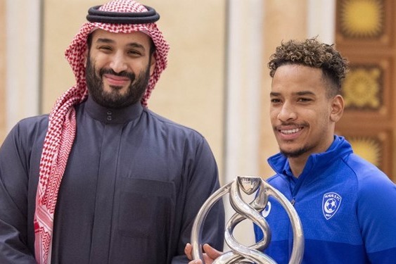 ستاره جنجال آفرین قهرمان آسیا همچنان در عزلت عکس