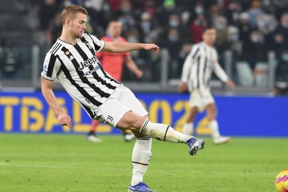 رقابت بایرنمونیخ و چلسی برای جذب مدافع هلندی یوونتوس