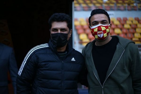 نکونام شرایط ایدهآلی نداریم اما نمیتوانیم دستانمان را بالا ببریم و تسلیم شویم همه میآیند در اهواز از ما فقط یک امتیاز بگیرند