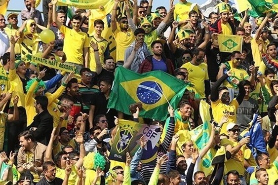  تجمع برزیلی‌ها مقابل فرمانداری آبادان همزمان با دومین روز اعتصاب شاگردان منصوریان عکس