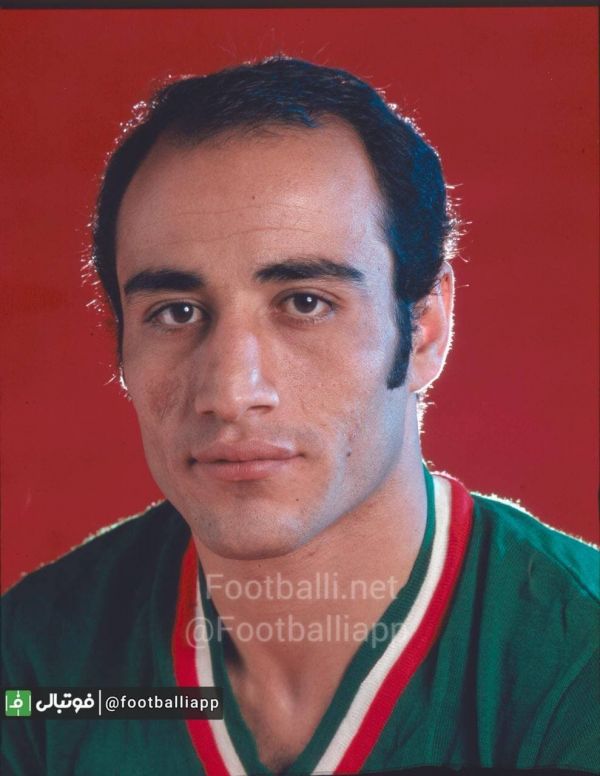  نوستالژى فوتبالى  جلال طالبی هافبک سابق تاج و دارایی و تیم ملی در دهه چهل؛ آقا جلال طالبی در سال ۷۷ سرمربی تیم ملی فوتبال ایران شد و البته او را بیشتر با سبیل به یاد می آوریم  او سالهاست ساکن آمریکاست