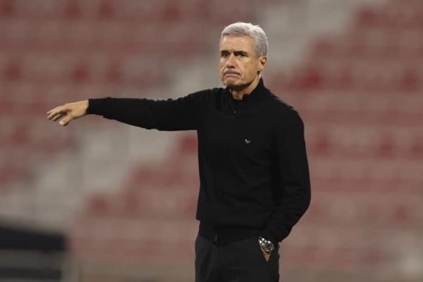 اعتراض شدید مربی الدحیل، تا در رختکن عکس