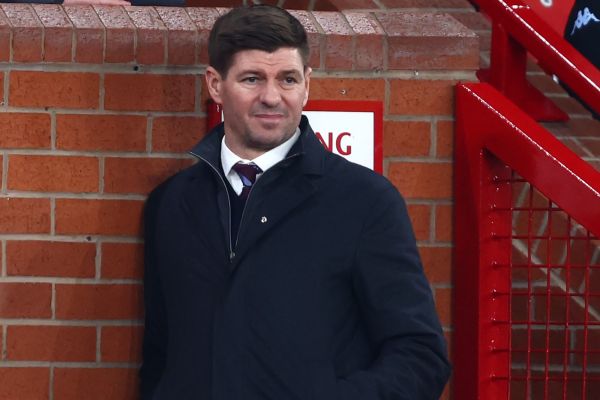  عکس؛ ناراحتی استیون جرارد با شکست در اولین تجربه مقابل رقیب دیرینه