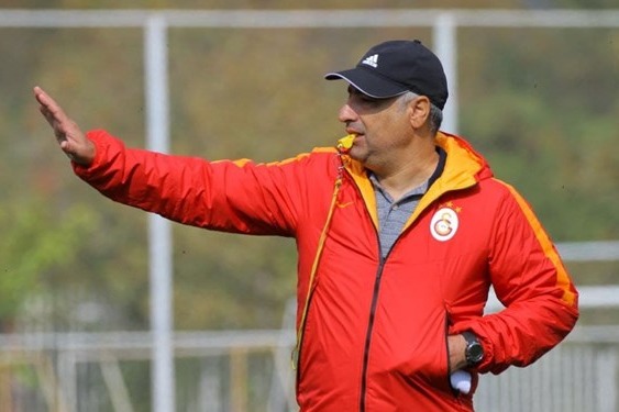  حاشیه بازی تراکتور و نساجی  دسته گل مدیرعامل برای سرمربی سابق و کیفیت بد چمن ورزشگاه