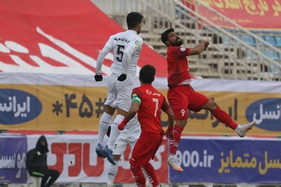  حاشیه بازی تراکتور و نساجی  ۲ تعویض اجباری در یک نیمه  بازیکن تراکتور راهی بیمارستان شد