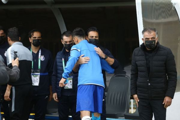 حاشیه بازی نفت مسجد سلیمان و استقلال بازار داغ خوشوبش و عکس یادگاری اسکوربورد خراب و هوایی که بارانی شد +عکس