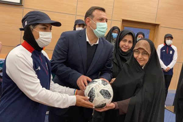  یادگاری نمادین تیم بانوان برای رئیس جمهور