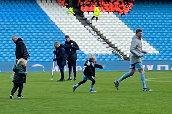 عکس؛ دی بروینه و بازی با بچههایش پس از شکست چلسی