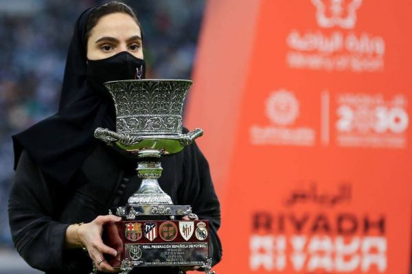 عکس؛ لحظهای که جام سوپرکاپ اسپانیا درون ورزشگاه گذاشته شد