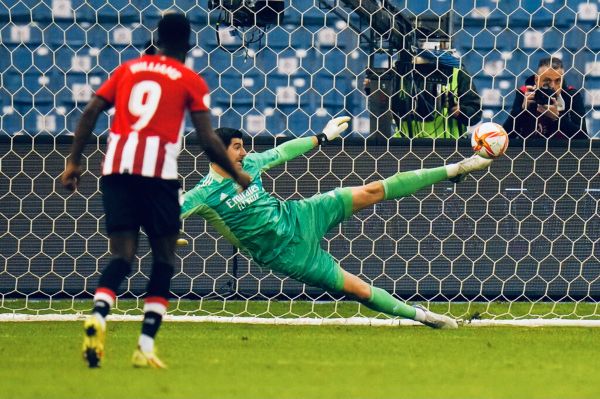 عکس؛ مهار دیدنی پنالتی اتلتیک بیلبائو توسط کورتوا با پا