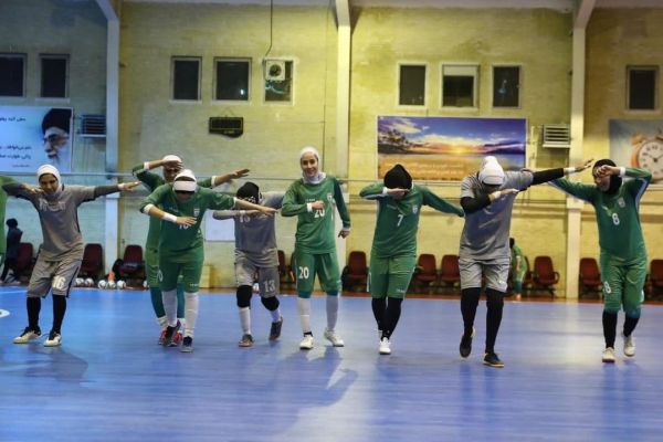  شادی هالندی پوگبایی در اردوی فوتسال زنان  عکس