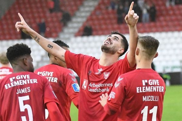  عزت‌اللهی برای امضای قرارداد وارد دوحه شد