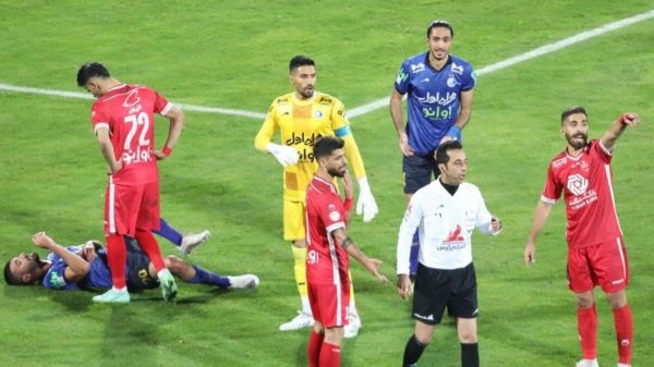 گزارش فنی مدعیان و اشتباهات داوری نیم فصل 4 امتیاز استقلال پرید یک امتیاز طلب پرسپولیس