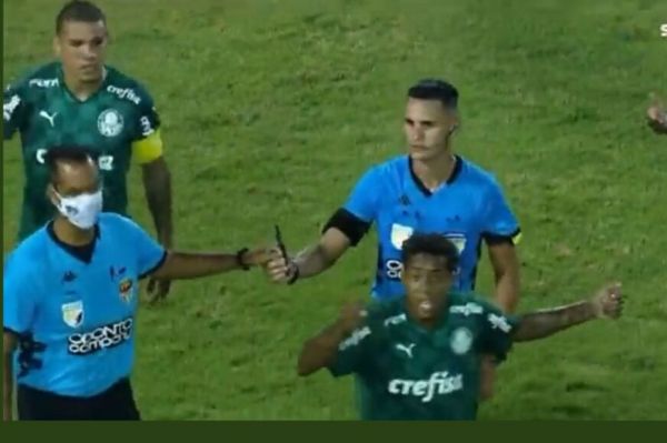 اتفاق عجیب در برزیل حمله هوادار با چاقو به بازیکن حریف