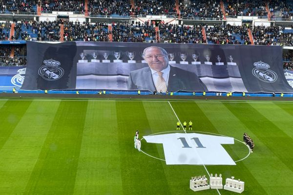  طرح ویژه سانتیاگو برنابئو و پیراهن بازیکنان رئال مادرید برای اسطوره فقید عکس