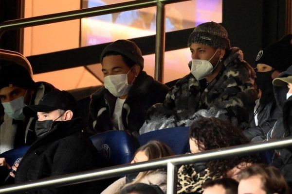  عکس؛ حضور نیمار در پارک ده پرنس برای تماشای بازی پی‌اس‌جی با تیپی جالب