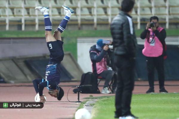  آقای اوت‌انداز از پیکان جدا می‌شود