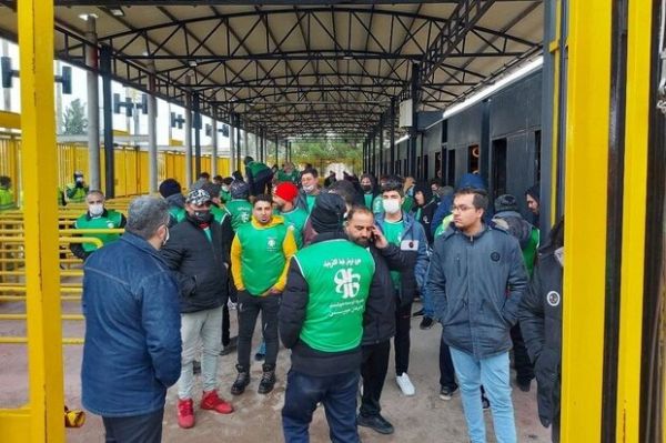 اعتراض هواداران تیم ملی به بلیت فروشی تجمع مقابل درب ورزشگاه آزادی