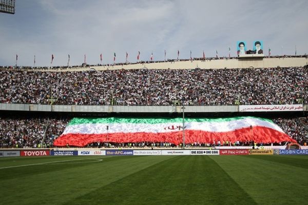  حضور هوادارانِ بدون بلیت ایران و عراق پشت درهای استادیوم آزادی در زیر باران  استقرار تماشاگران عراقی در اتوبوس