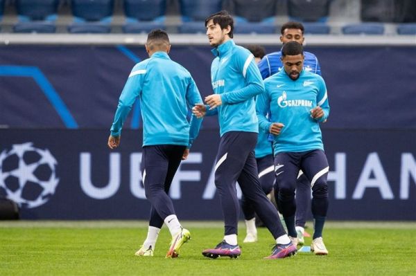 باشگاه بایرلورکوزن سردار آزمون را ۲ هفته از تمرین منع کرد