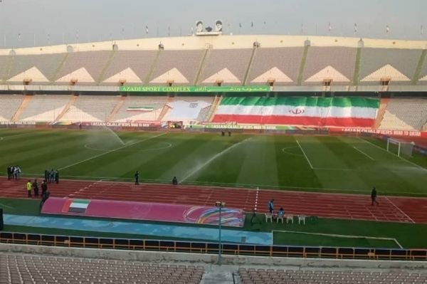 حاشیه دیدار ایران و امارات عکس یادگاری داوران عمانی و حضور عضو مالزیایی AFC عکس