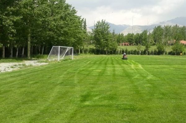  آماده‌سازی چمن مجموعه انقلاب برای برگزاری تمرینات استقلال عکس