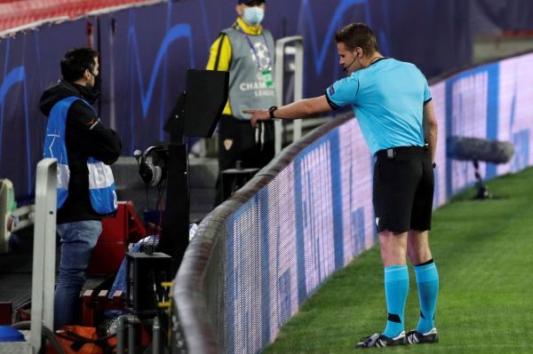 رباتها کمکداور فوتبال میشوند