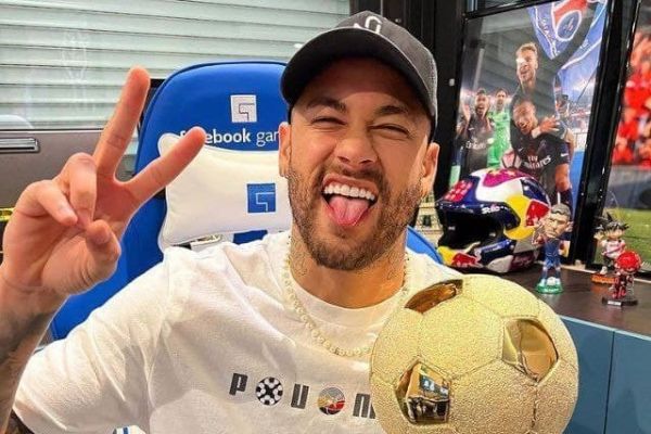 عکس؛ نیمار و جایزهای که به تازگی به او اهدا شد